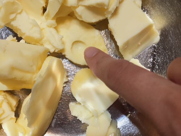 無鹽奶油用手指戳戳看，可以按出拇指印即可使用