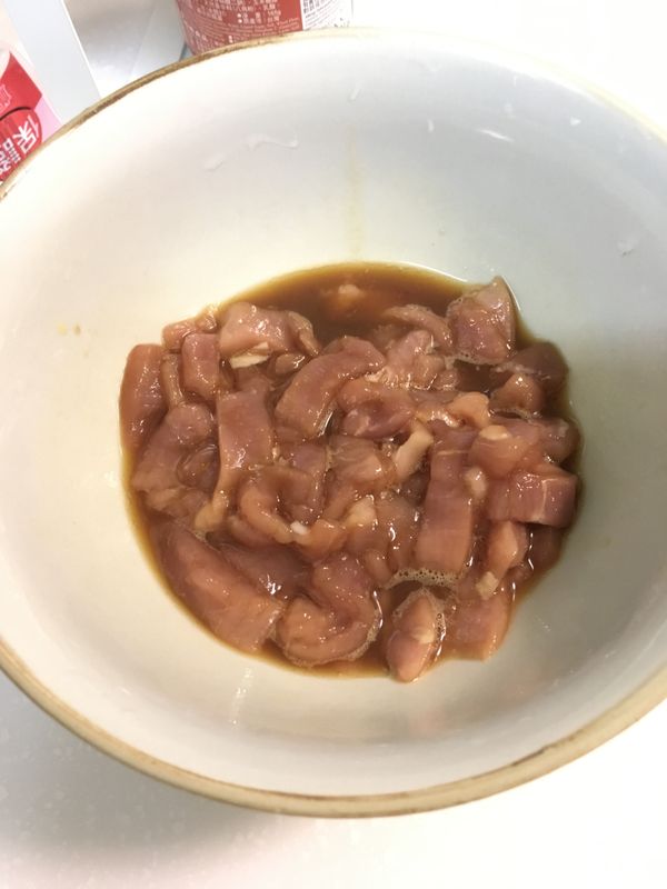 豬肉絲用1湯匙醬油、1湯匙米酒、1小匙太白粉醃ㄧ下備用。
蔥切蔥絲後泡冷水備用。