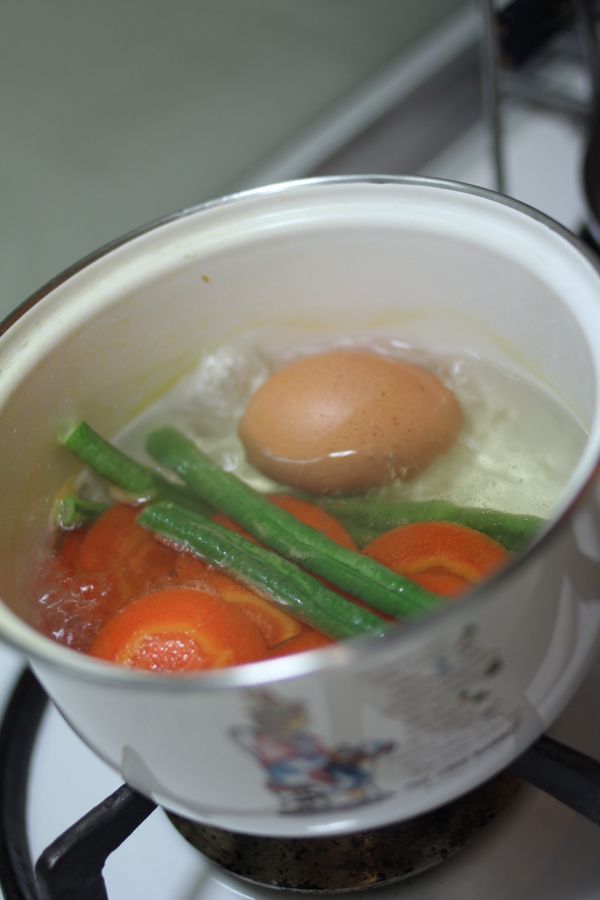 將雞蛋、花耶菜、四季豆、紅蘿蔔等食材用水煮。