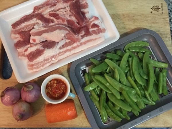 甜豆先去頭去尾除去兩側較粗的纖維後洗淨，五花肉洗淨擦乾，紅蔥頭去皮洗淨（也可以用洋蔥帶替代）。