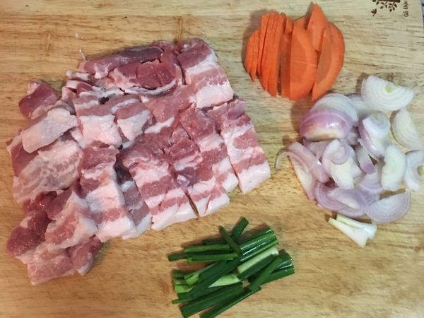 豬五花切成略寬的條狀；紅蘿蔔切片；蔥切小段；紅蔥頭對切後再切片。