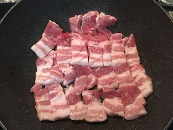 炒鍋燒熱後，不放油，入五花肉中小火乾煎，