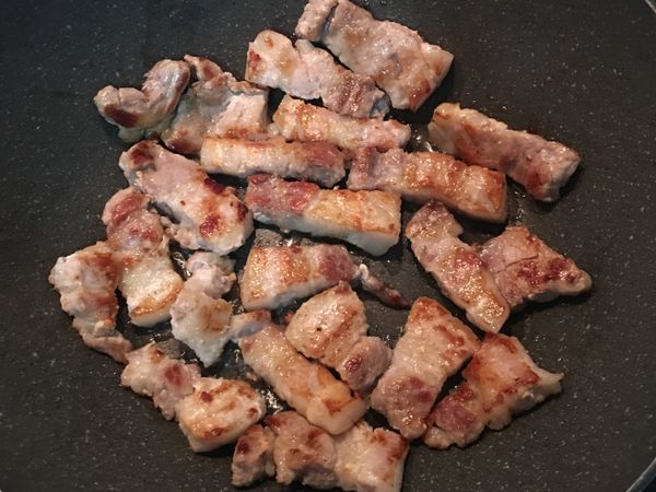 煎到兩面上色，開始出豬油時即可。