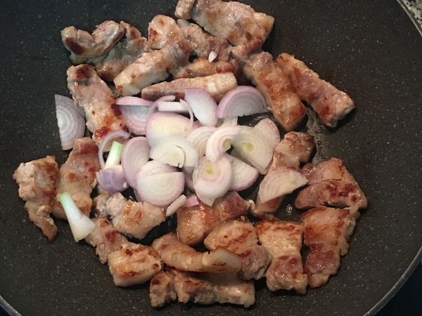 中間空出來炒香紅蔥頭。