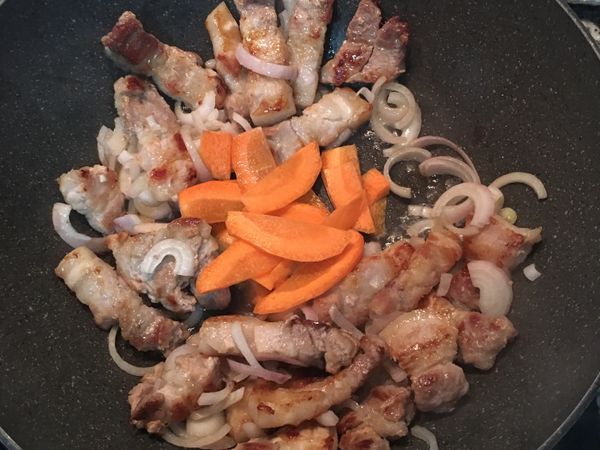 接著再炒紅蘿蔔片。