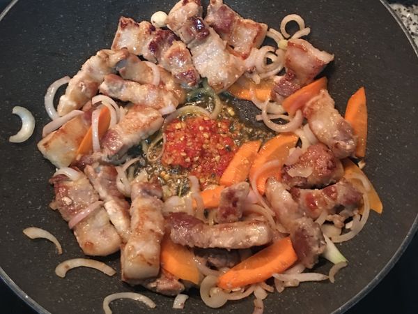 再次將中間空出炒蒜蓉辣椒醬。
此處女漢子是用自製的蒜蓉辣椒醬，作法可參考下方連結，如無自製則使用市售的亦可。
蒜蓉辣椒醬
https://icook.tw/recipes/218049