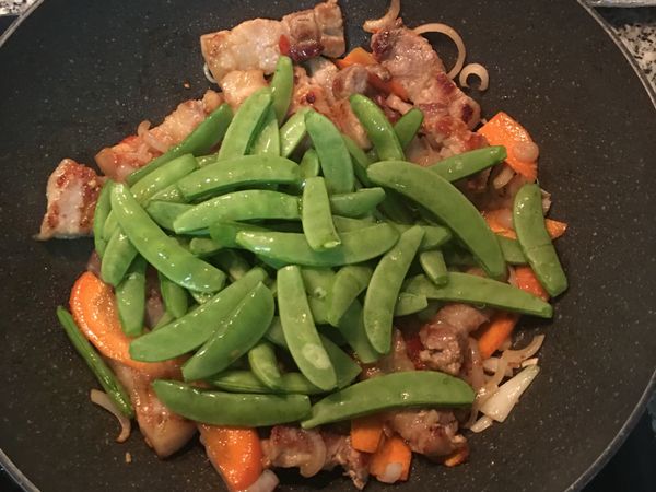 最後放入甜椒，並加入鹽和黑胡椒粉拌炒均勻。