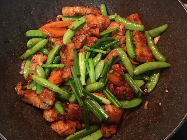 起鍋前再用ㄧ點點醬油熗鍋，最後放入蔥段拌勻即可。