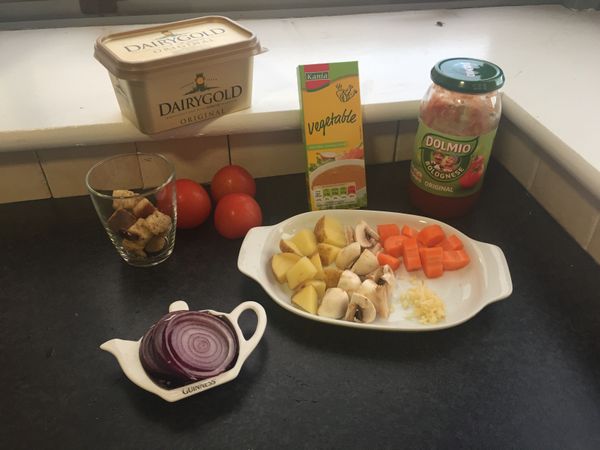 備料：紅蘿蔔、馬鈴薯、蘑菇切丁；蒜切末；洋蔥切開（形狀隨意）