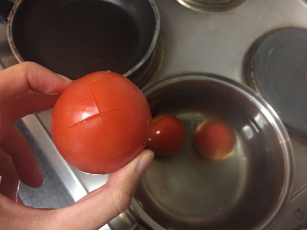 用滾水先煮番茄去皮（番茄底部切十字比較好剝皮）