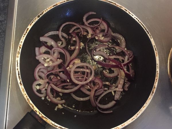 洋蔥、蒜末用橄欖油炒香