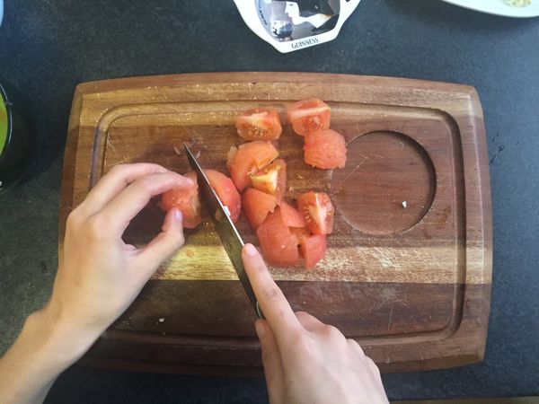 番茄撈起去皮切丁