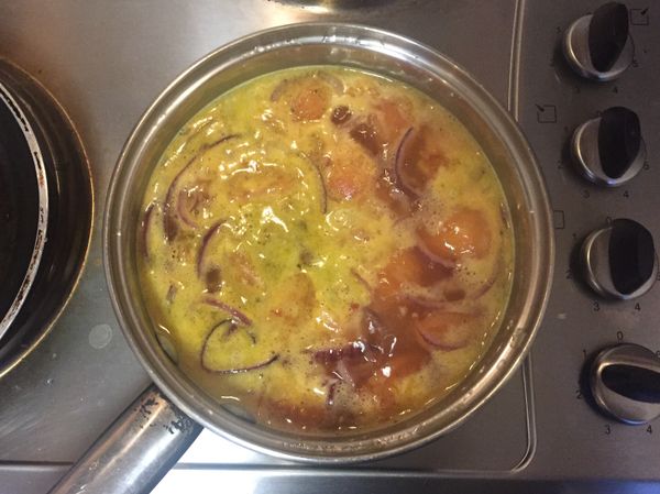 把所有食材丟進七分滿的水裡一起煮，蘑菇先不要丟（避免蘑菇被煮太爛）