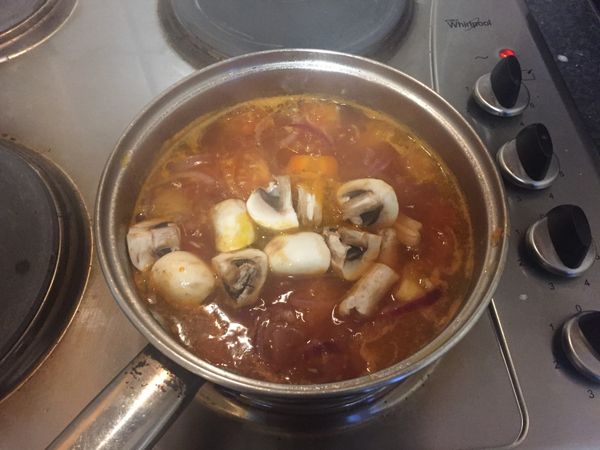 煮到番茄爛掉，蘿蔔、馬鈴薯軟掉就差不多可以丟入蘑菇再煮個1分鐘