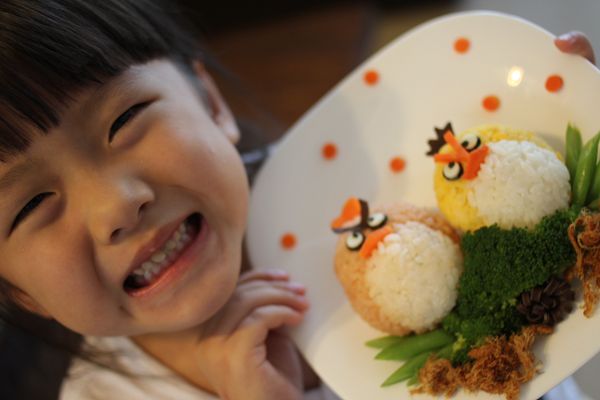 昆布和紅蘿蔔用剪刀剪鳥冠、鳥嘴、眉毛，黑眼球用海苔，白眼球用水煮蛋白。