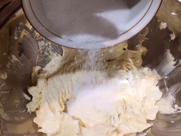 必須分三次放細砂糖，慢慢將無鹽奶油打到泛白蓬鬆