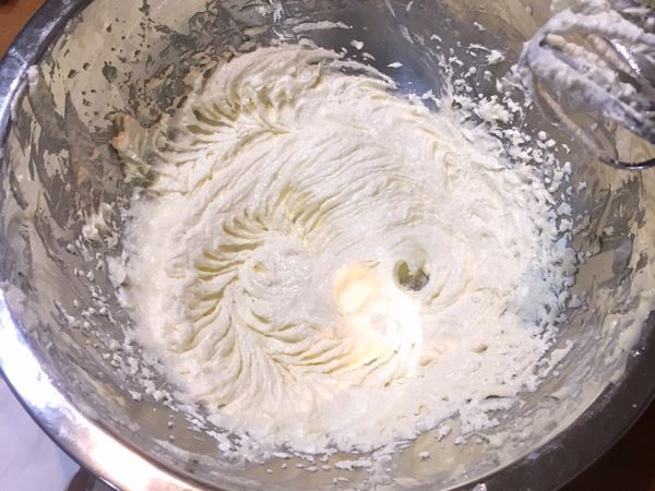 奶油與糖打發到泛白蓬鬆，如照片，即可加蛋