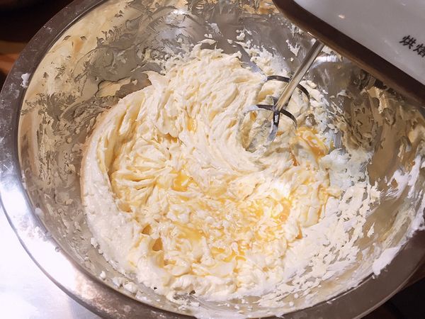 剛倒入雞蛋，會有點油水分離（如照片），所以要花一點時間打到混和均勻，所以雞蛋千萬不能一次加，要分次慢慢的打到融合，打到均勻後再加入檸檬汁、君度澄酒，繼續用打蛋器打到均勻