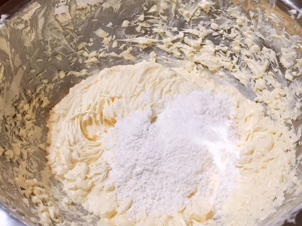 麵粉及泡打粉分次加入剛剛打好的奶油裡，用橡膠刮刀混拌，輕輕壓拌，不要用打蛋器混和，以免把剛剛糖油打發的氣體給拌掉