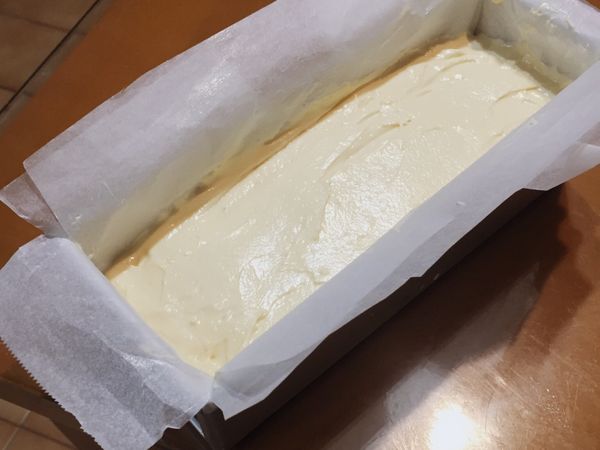 倒入模具，預熱烤箱，上下火170度，烘烤到出現裂痕即可把上火調低到160度(依照不同烤箱自行觀測)，大約烘烤40-50分鐘