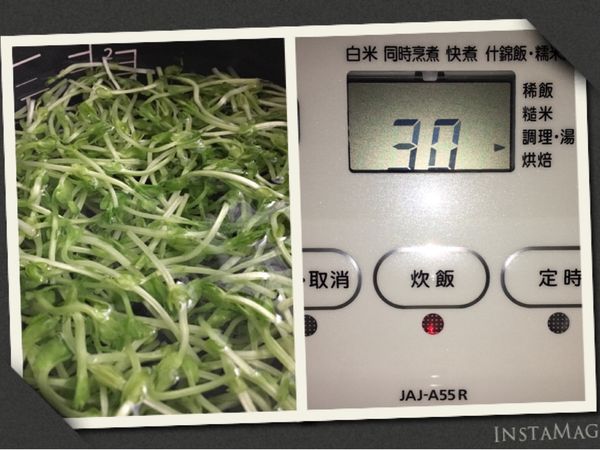 將豌豆苗放入鍋內，
加450cc的開水（水蓋過豆苗即可），
設定30分鐘烹煮，
大約10分鐘就可聞到香味，
這時就可以開鍋試吃，
沒有土味即可起鍋放溫涼。