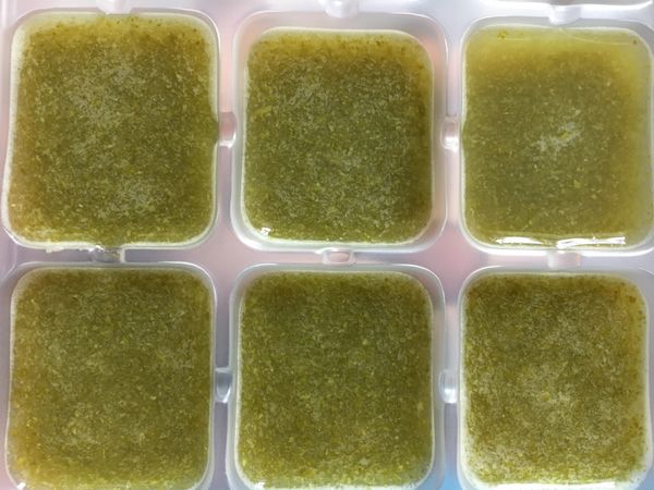 加入20cc的開水打成泥後分裝，
分裝好立即冰冷凍，
結凍後取出放入保鮮盒。