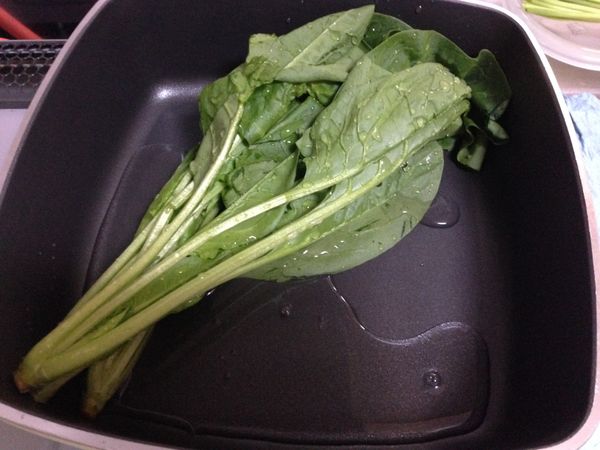 菠菜洗乾淨頭先不要去掉 整束放進鍋子裡加入半杯水