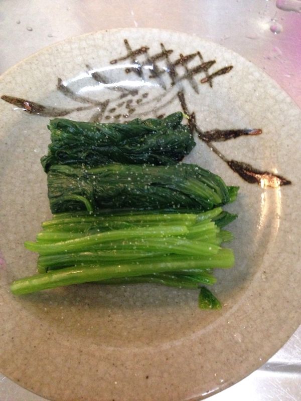 好了之後沖冷水 （也可以準備冰水冰塊 冰鎮） 用手把水擰掉 切斷去頭 盛盤 灑上白芝麻就完成了！ 要吃的時候撒上鹽巴 或1T日式醬油