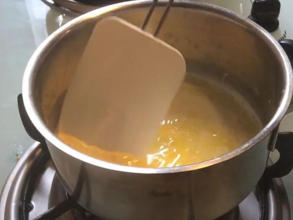 牛奶 牛油溶液 雞蛋 溫煮30c 攪勻