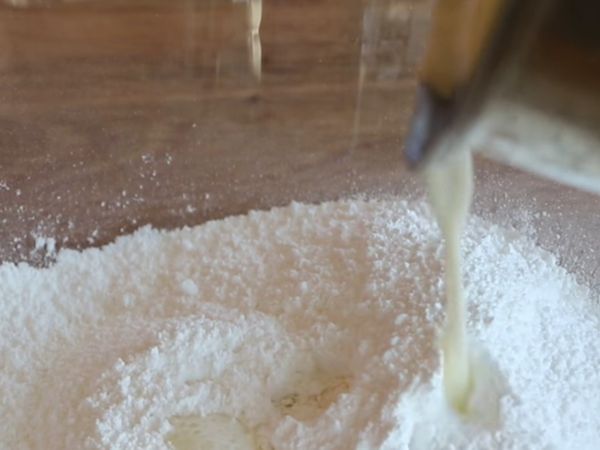 糯米粉 木薯粉 鹽 混合
 加入牛奶溶液 搞成麵團