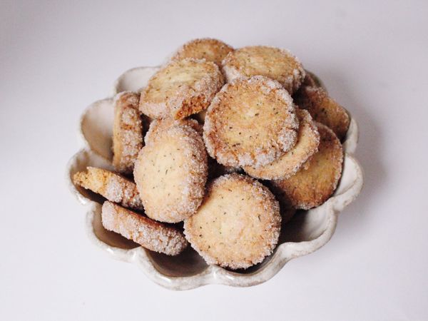 先將烤箱預熱180度
將餅乾麵條取出、切成片狀
每片外面沾裹砂糖後放在烤盤上
烘烤15～20分鐘
取出放涼