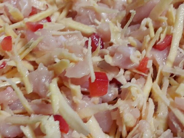 可將地瓜刨成絲狀與雞肉甜椒均勻攪拌