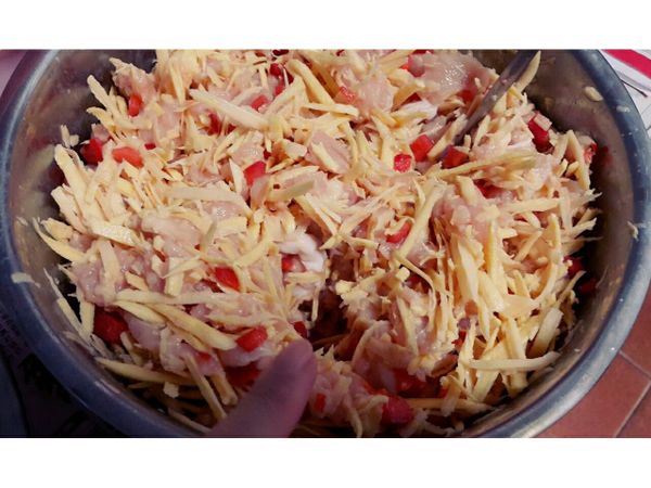 用筷子將食材挖洞比較易熟
放入電鍋倒入一個米杯水量
即使電鍋電源跳起，也不要馬上打開
放下去開始之後按下按鈕
等1h之後再去掀開攪拌