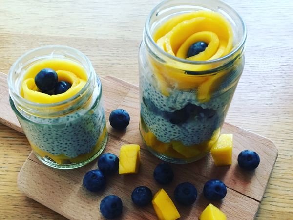 一天後，將布丁取出冰箱。放一層芒果，一層布丁，一層藍莓，一層布丁，再放上芒果和藍莓，灑上點肉桂粉！！圓滿的感覺❤️