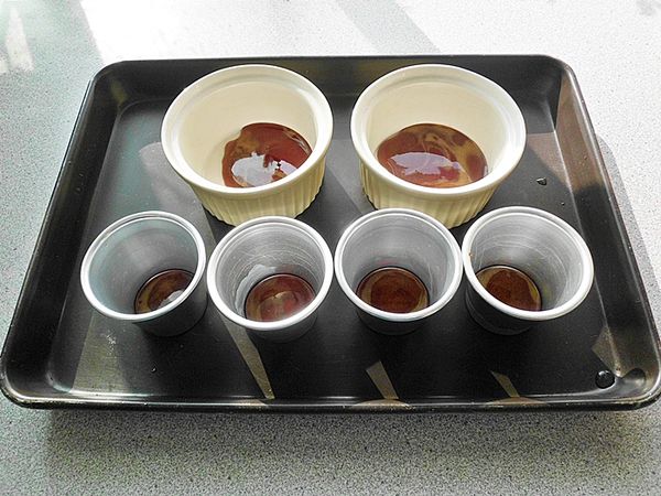 趁熱將焦糖漿平均到入杯模底部,完成後放置一旁備用。