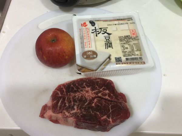 蘋果50g、板豆腐100g、牛肉150（豬肉/雞也可以）