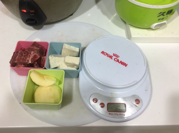 先將食材秤重準備好