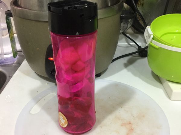 將板豆腐、蘋果、牛肉全部都放進攪拌器打泥

*千萬別用果汁機，因為我用一次壞了😩*