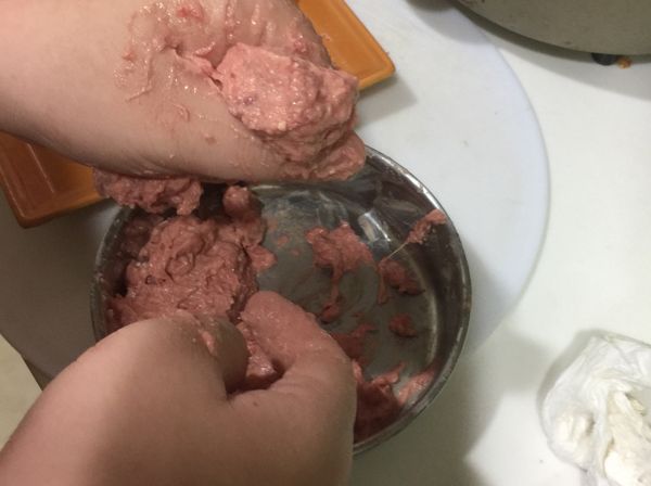 將手用成虎口狀擠出來