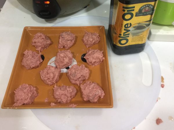 我大約做成11顆，
將手抹一點橄欖油幫丸子表面塑形一下