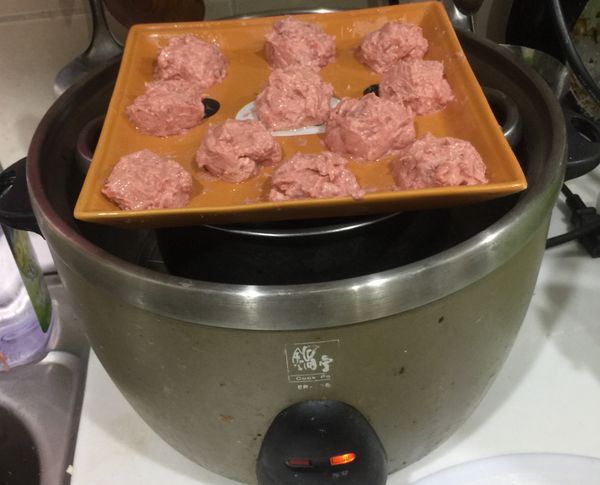 將塑形完的丸子放進電鍋蒸熟

* 外圍半杯水，跳起來後悶10分鐘 *