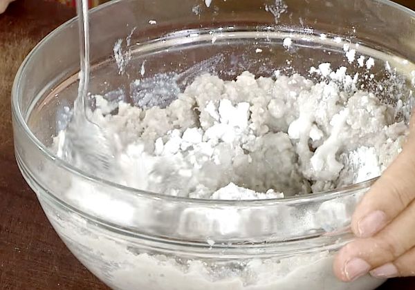 加入少許清水、太白粉攪拌均勻