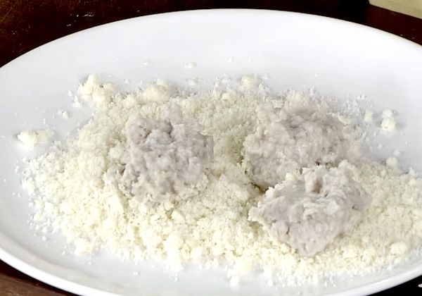 用湯匙挖取適量芋頭泥