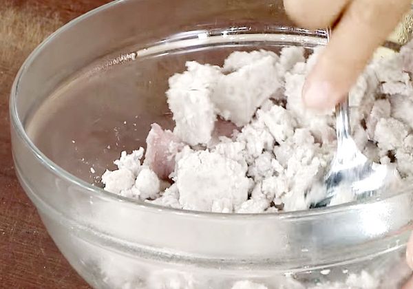 芋頭切片蒸熟壓泥