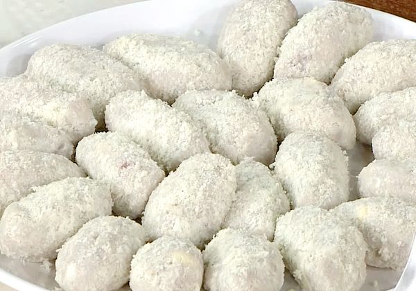 捏成球狀，平均沾上麵包粉