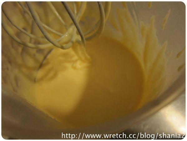 鮮奶 雞蛋 鬆餅粉放入攪拌盆攪拌成麵糊