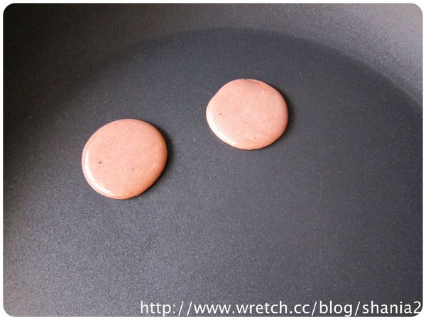 平底鍋中小火加熱 用湯匙撈起麵糊 在鍋子上放入兩湯匙圓形麵糊