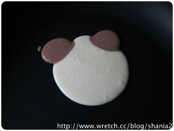 在倒入白色麵糊