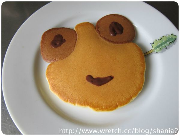 麵糊起泡後翻面再煎2分鐘 就完成. 離鍋子. 用融化的巧克力 上色眼睛. 嘴巴 就完成囉！