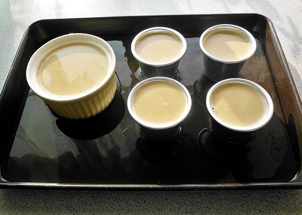 以隔水(熱水)蒸烤的方式(水高約2cm)  入烤箱烘烤..烘烤時在上面覆蓋一張錫箔紙,可避免表面乾燥及保持表面平整。